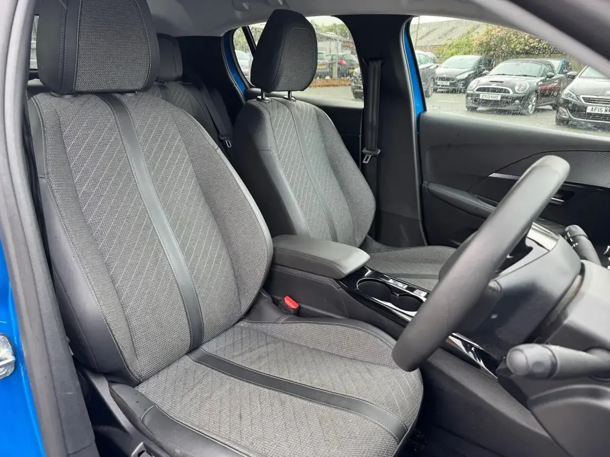 Used Peugeot 208 Allure 101 HP (74 kW) 2025 Blue Hatchback