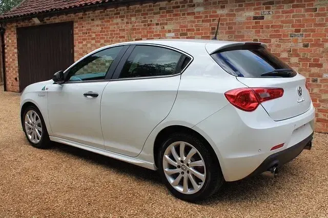 Used Alfa Romeo Giulietta 240 HP (176 kW) 2016 White Hatchback