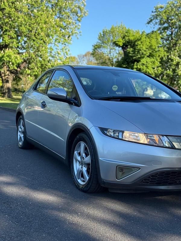 Begagnad Honda Civic EX 140 HK (102 kW) 2007 Silver Halvkombi