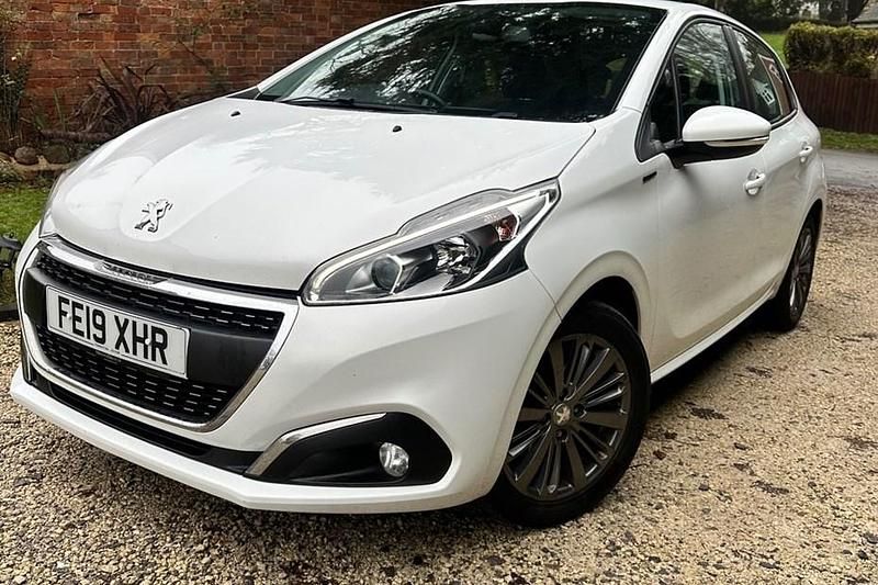 White Used 2019 Peugeot 208 Signature Sky Hatchback | £3,995 (Super price) - Image 1/1