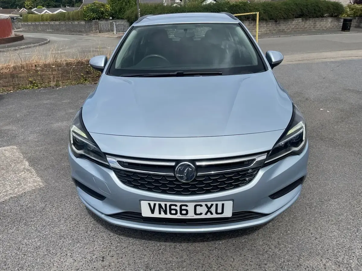 Used Vauxhall Astra Design Edition 110 HP (80 kW) 2016 Silver Estate