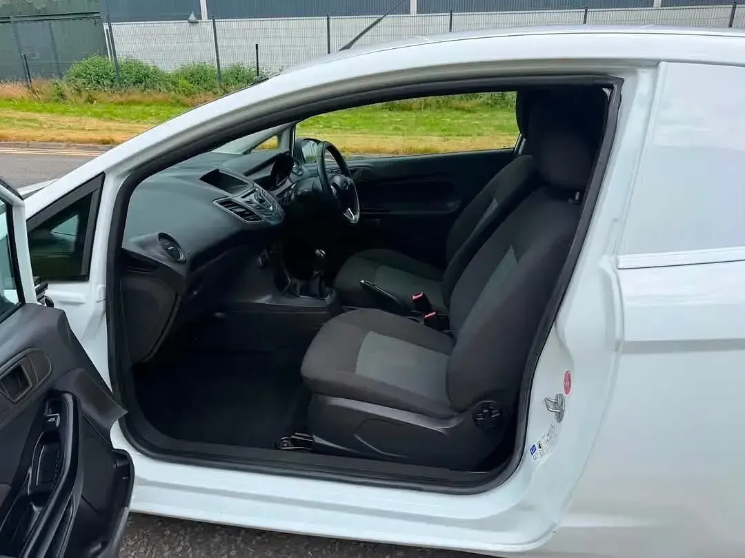 Used Ford Fiesta 95 HP (69 kW) 2015 White Hatchback