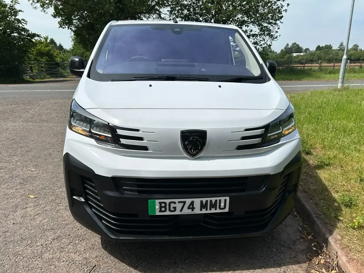 Käytetty Peugeot e-Expert 100 kW (136 HP) 2024 Valkoinen Van