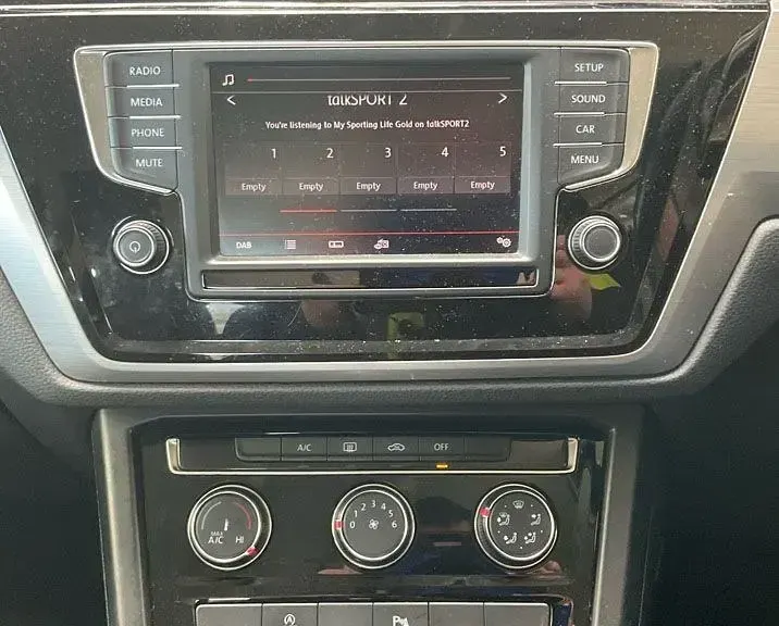 Begagnad VW Touran SE 110 HK (80 kW) 2016 Blå Minibuss
