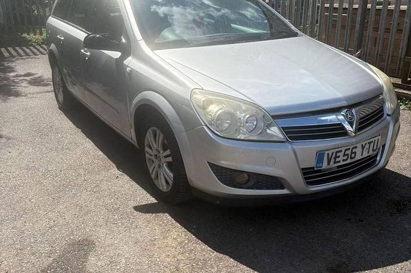Used Vauxhall Astra Design Edition 138 HP (101 kW) 2007 Silver Estate