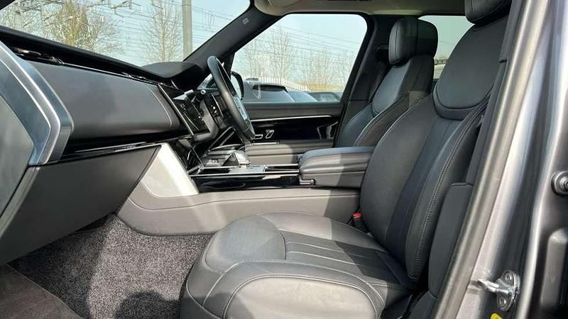 Used Land Rover Range Rover SE 300 HP (220 kW) 2024 Metallic  eiger grey  SUV