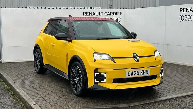 Used Renault R5 Iconic 110 kW (150 HP) 2025 Yellow  Hatchback
