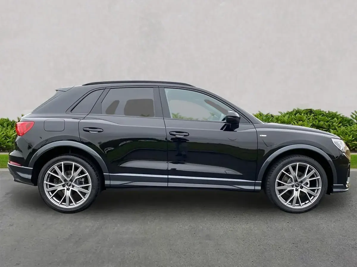 Używany Audi Q3 Black Edition 147 KM (108 kW) 2025 Czarny SUV