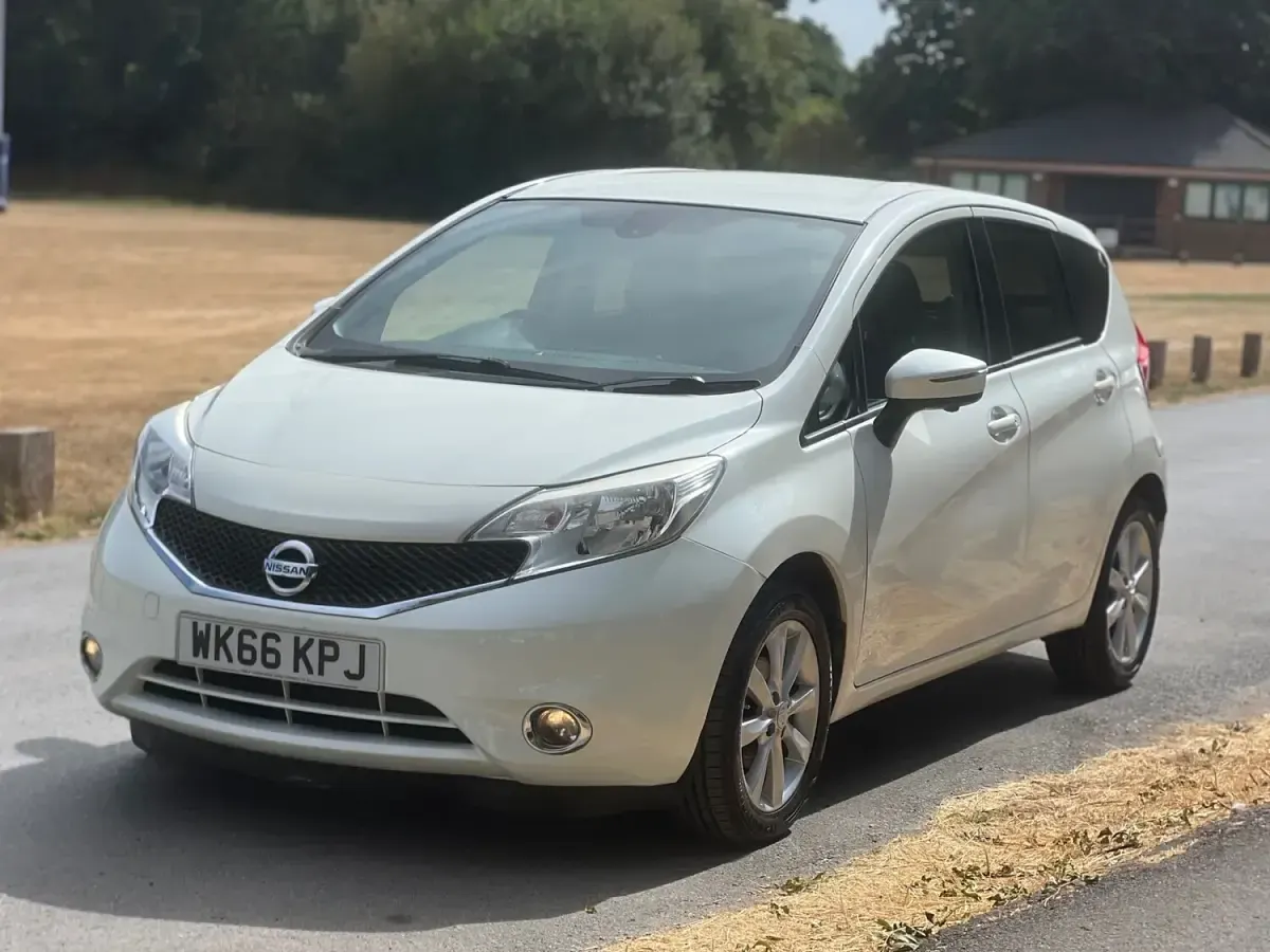Used Nissan Note Tekna 90 HP (66 kW) 2016 White Hatchback