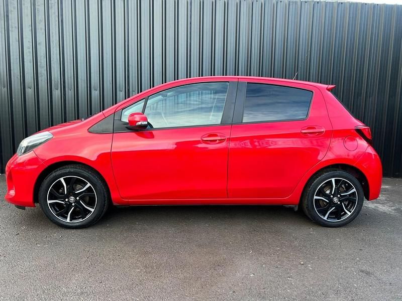Used Toyota Yaris Design 99 HP (72 kW) 2017 Red Hatchback