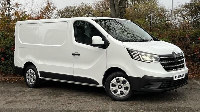 Solid glacier white New 2025 Renault Trafic MPV | £19,990 (Super price) - Image 1/1