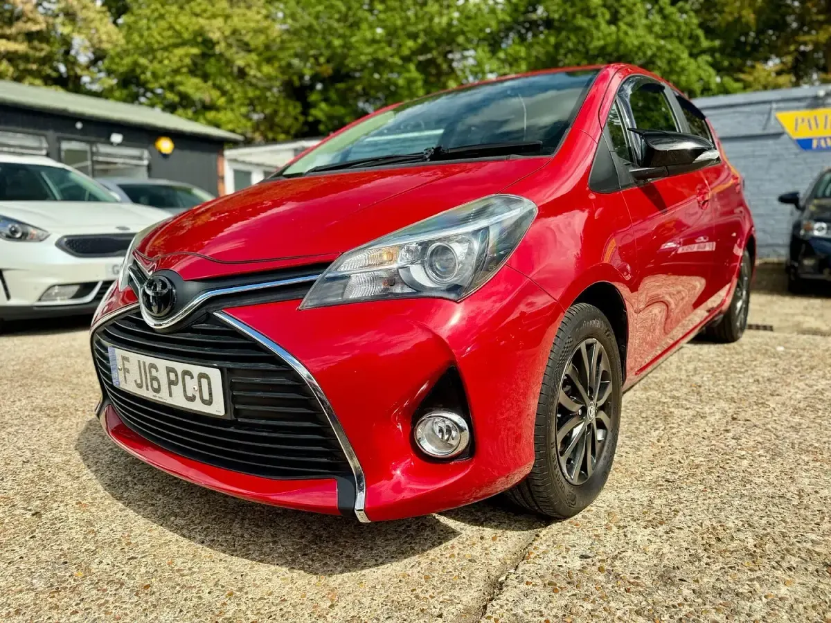 Used Toyota Yaris 99 HP (72 kW) 2016 Red Hatchback
