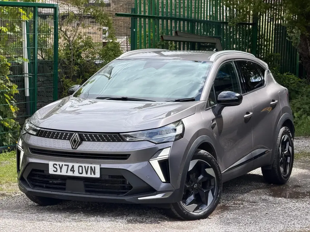 Begagnad Renault Captur Techno 2024 Grå SUV