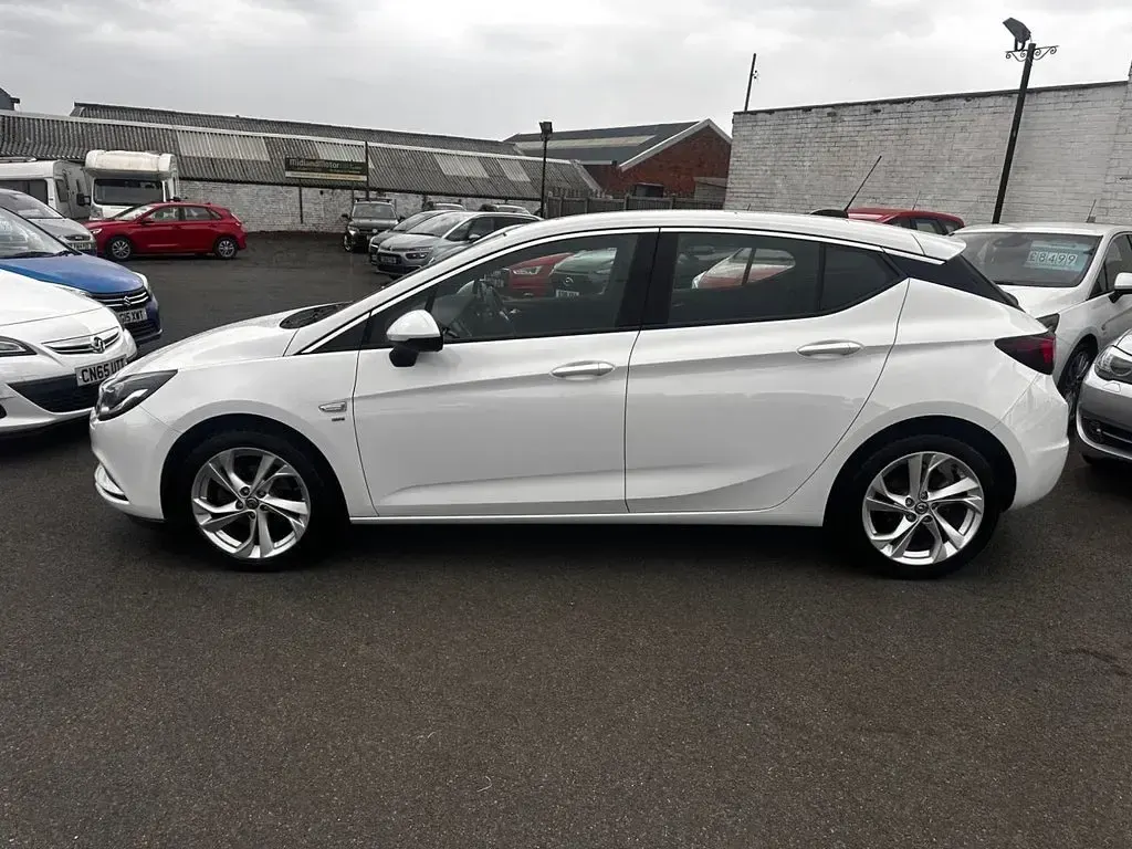Used Vauxhall Astra SRi 2017 White Hatchback