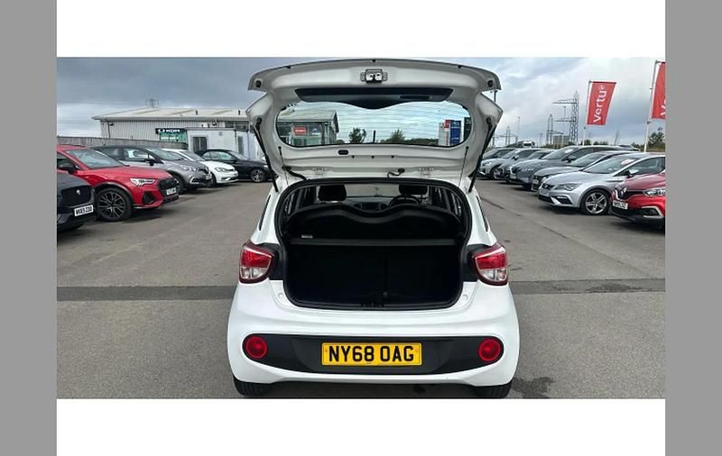 Used Hyundai i10 SE 66 HP (48 kW) 2019 White Hatchback