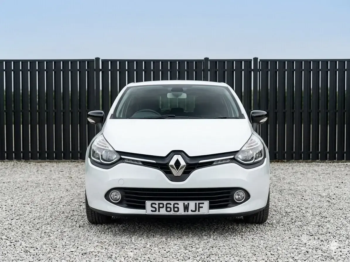 Used Renault Clio Dynamique 90 HP (66 kW) 2016 White Hatchback