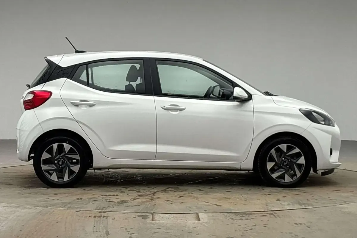 Used Hyundai i10 Advanced 63 HP (46 kW) 2025 White Hatchback