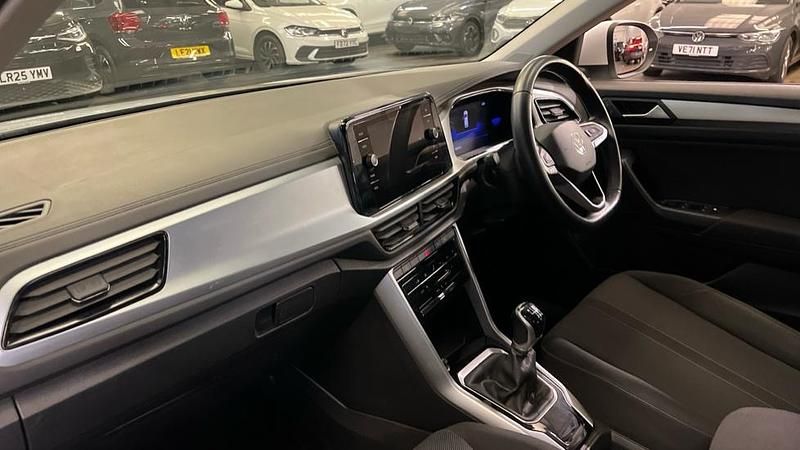 Used VW T-Roc Life 150 HP (110 kW) 2023 Pure white SUV