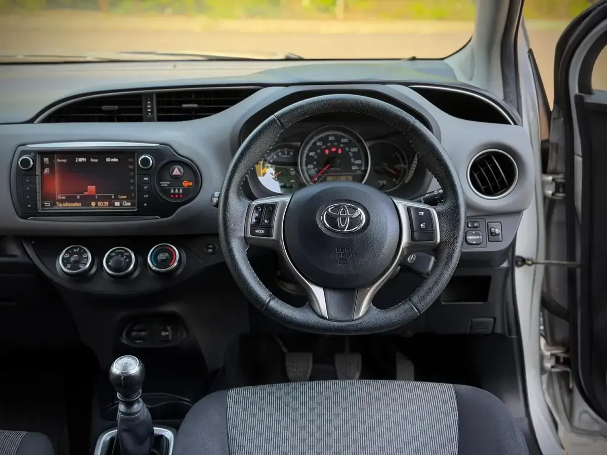 Used Toyota Yaris 99 HP (72 kW) 2015 Silver Hatchback
