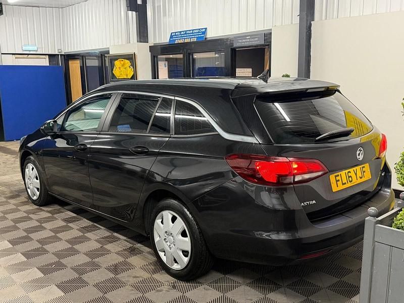 Used Vauxhall Astra 110 HP (80 kW) 2016 Black Estate