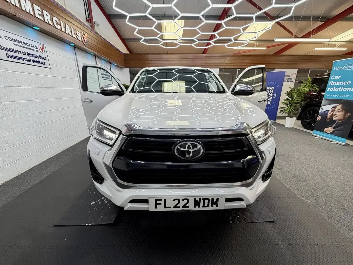 Used Toyota HiLux Luxury 150 HP (110 kW) 2022 White Pickup