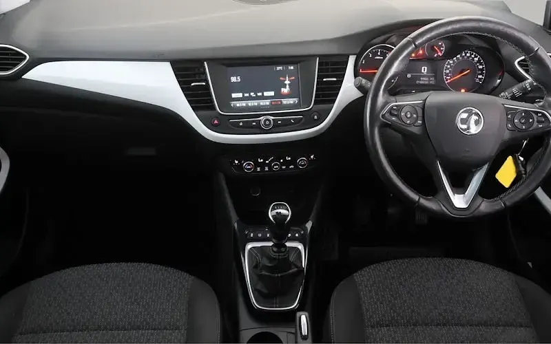 Used Vauxhall Crossland S 110 HP (80 kW) 2021 White SUV
