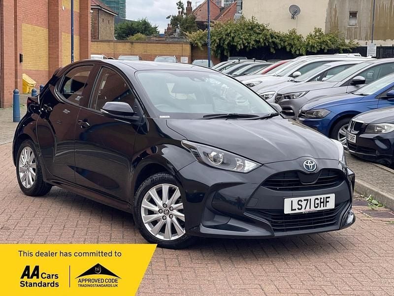 Black Used 2021 Toyota Yaris Hybrid Hatchback | £12,433 (Good price) - Image 1/4