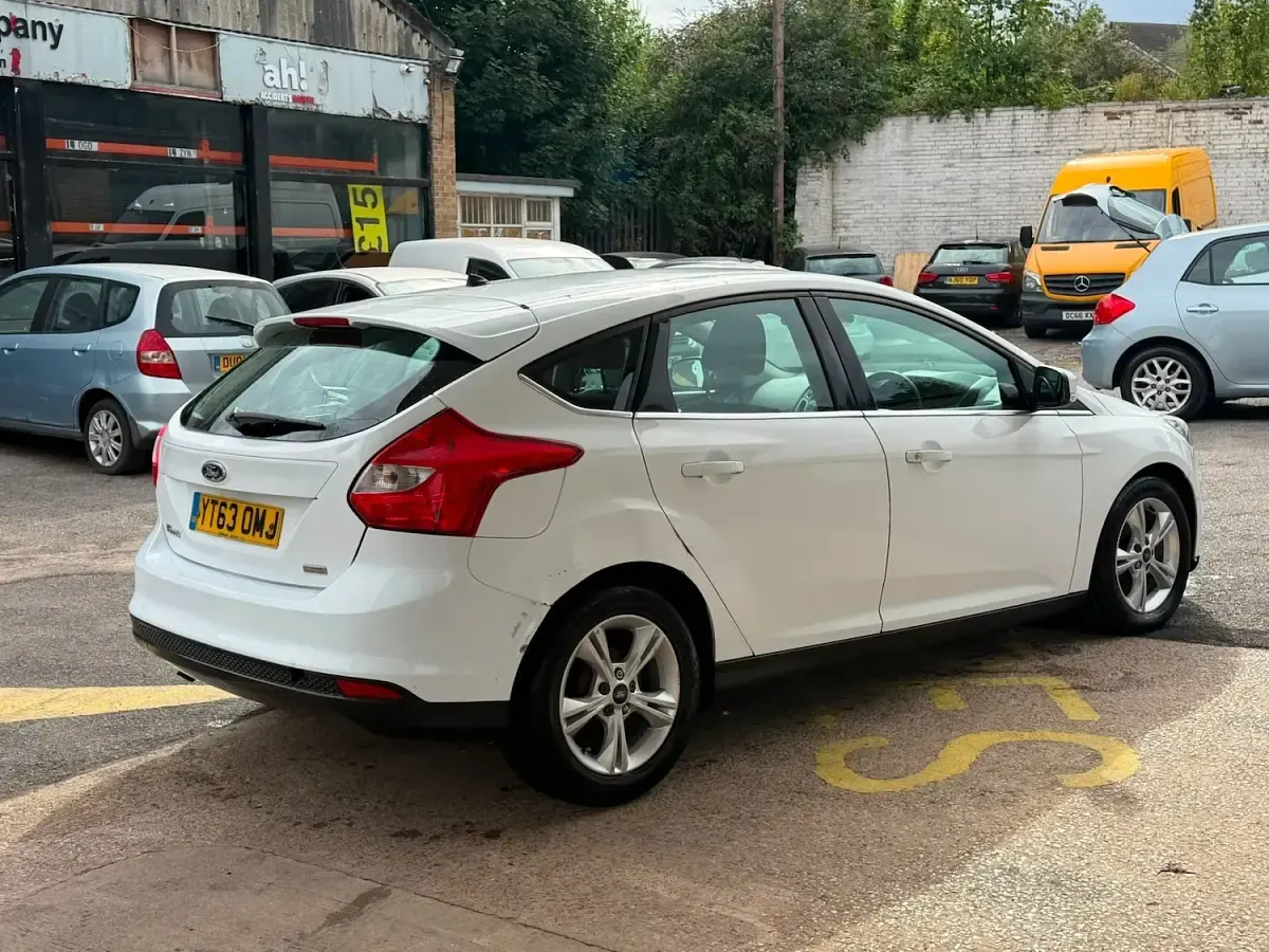 Used Ford Focus Zetec 2013 White Hatchback