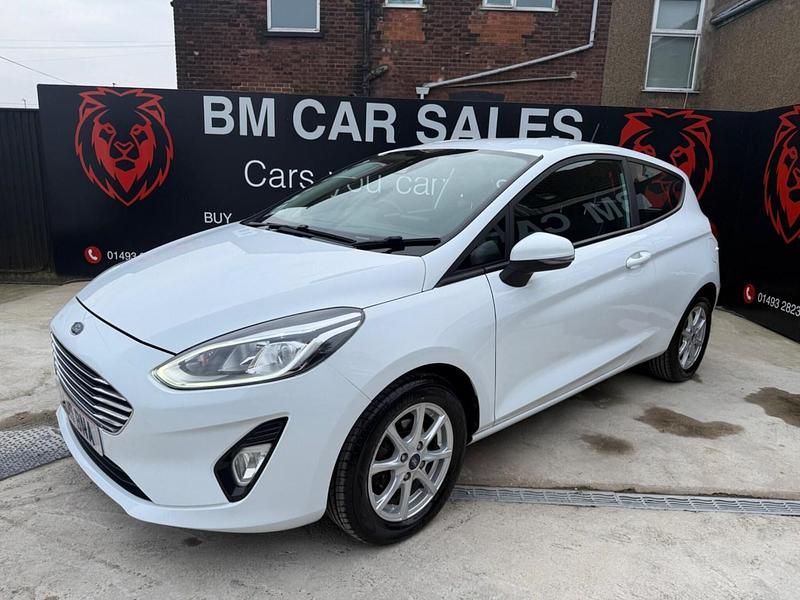 Used Ford Fiesta Zetec 70 HP (51 kW) 2019 White Hatchback