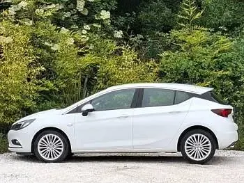 Used Vauxhall Astra Elite 200 HP (147 kW) 2018 White Hatchback