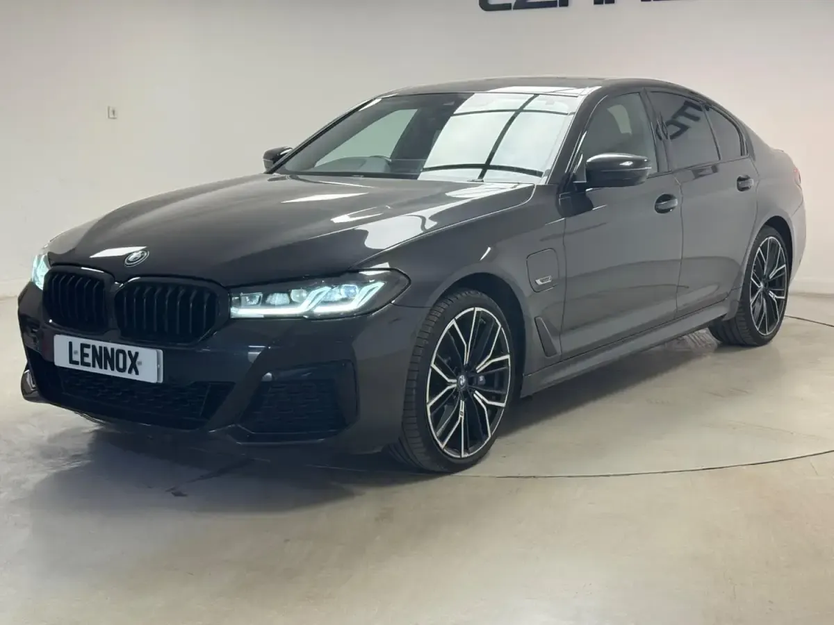 Begagnad BMW 530e M Sport 2023 Grå Sedan