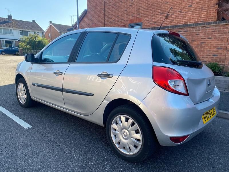 Używany Renault Clio II Expression 2009 Srebrny Hatchback