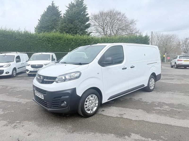 Second-hand Vauxhall Vivaro 145 CP (106 kW) 2023 Alb Monovolum
