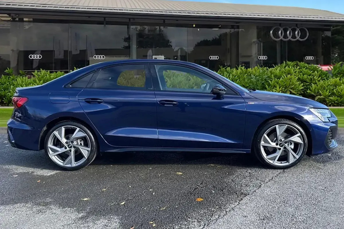 Ny Audi A3 Black Edition 2025 Blå Sedan