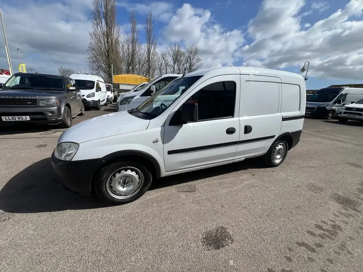 Used Vauxhall Combo 75 HP (55 kW) 2010 White MPV