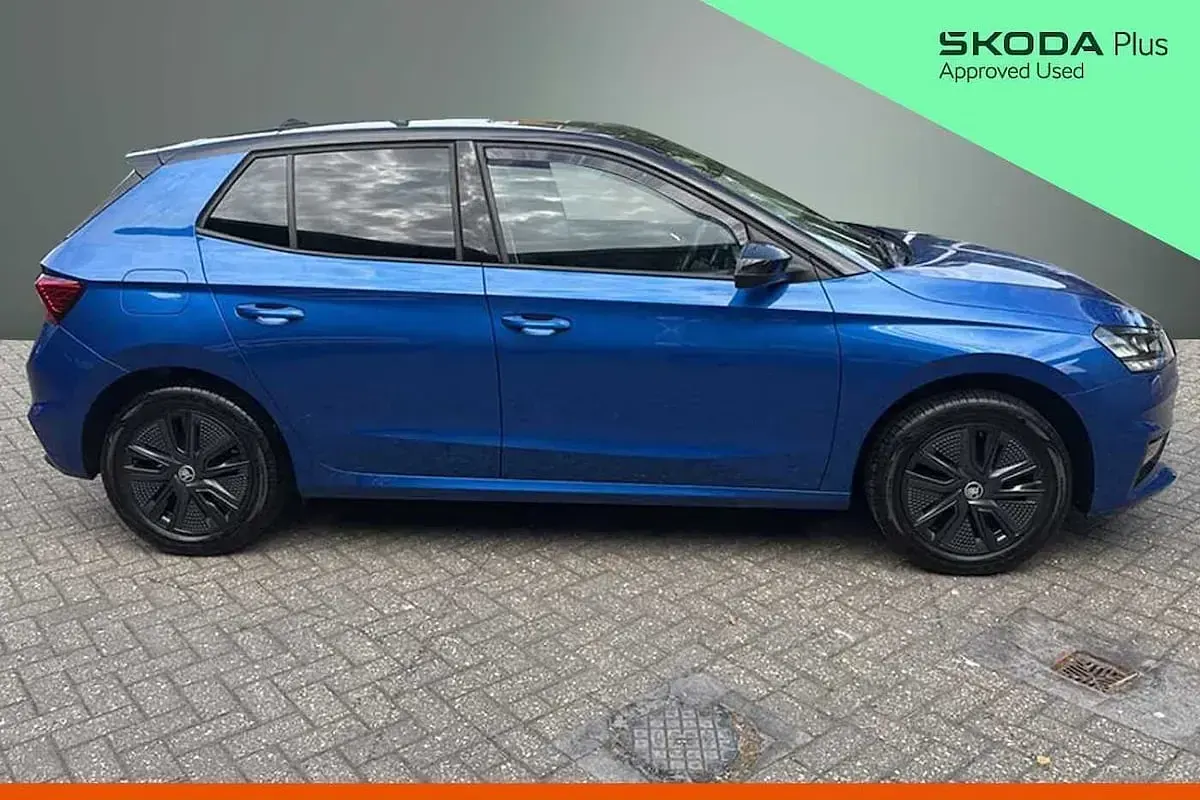 Used Skoda Fabia Colour Edition 59 HP (43 kW) 2023 Race blue metallic black body / magic pearl effect roof Hatchback