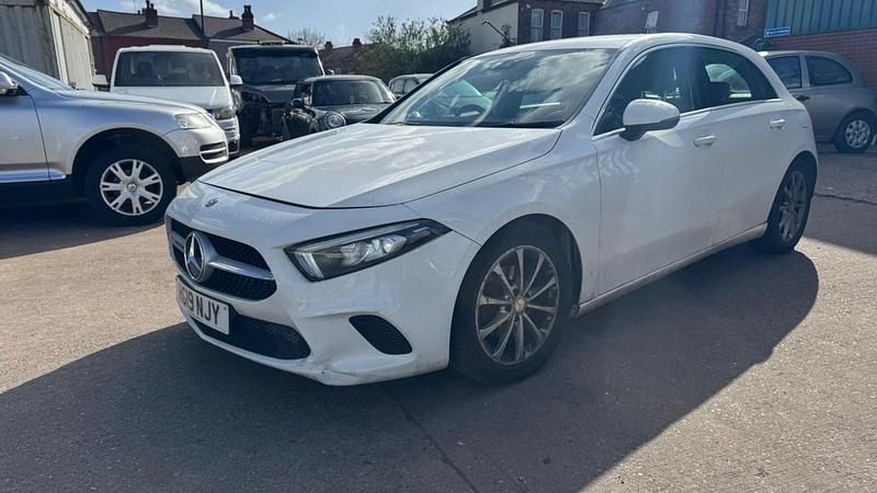 Begagnad Mercedes A180 2019 Vit Halvkombi