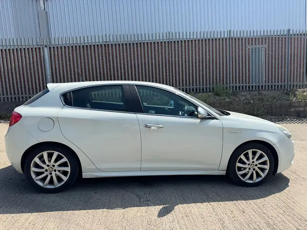 Used Alfa Romeo Giulietta Veloce 105 HP (77 kW) 2011 White Hatchback