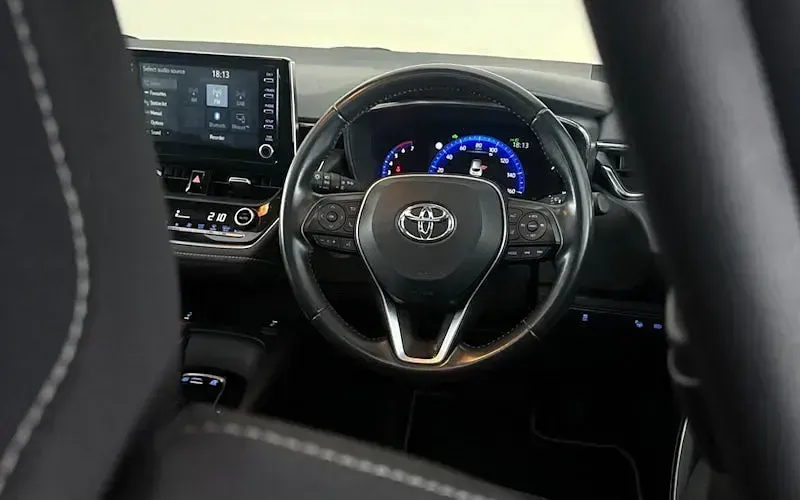 Used Toyota Corolla Design 122 HP (89 kW) 2020 Blue Hatchback