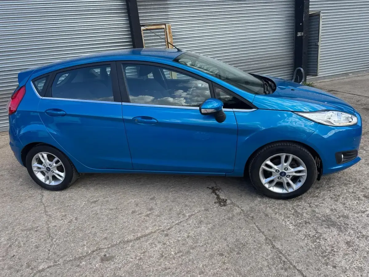 Begagnad Ford Fiesta Zetec 82 HK (60 kW) 2016 Blå Halvkombi
