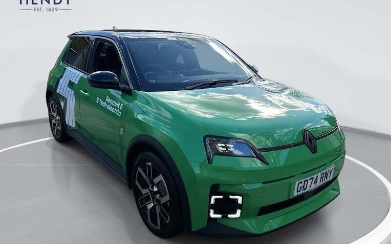 Twotone pop green with black roof Used 2025 Renault R5 Komfort Hatchback | £21,499 (Good price) - Image 1/4