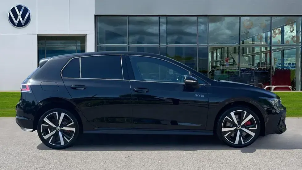 New VW Golf VIII GTE 272 HP (200 kW) 2026 Grenadilla black metallic Hatchback
