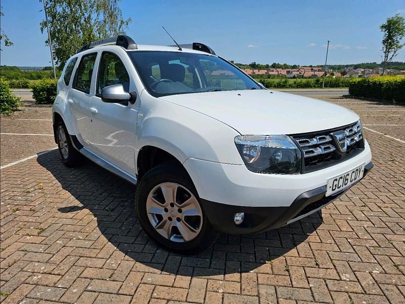 Used Dacia Duster Lauréate 110 HP (80 kW) 2016 White SUV