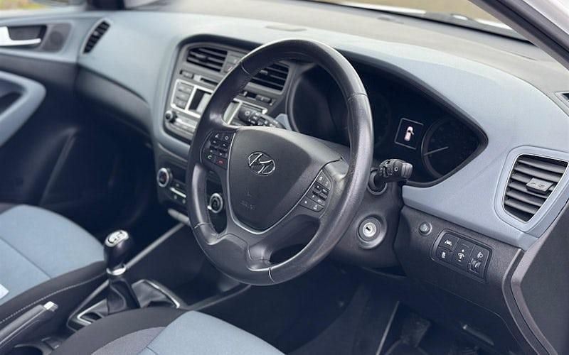 Used Hyundai i20 Premium 84 HP (61 kW) 2016 White Hatchback