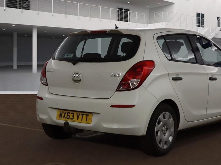 Used Hyundai i20 Classic 85 HP (62 kW) 2013 White Hatchback