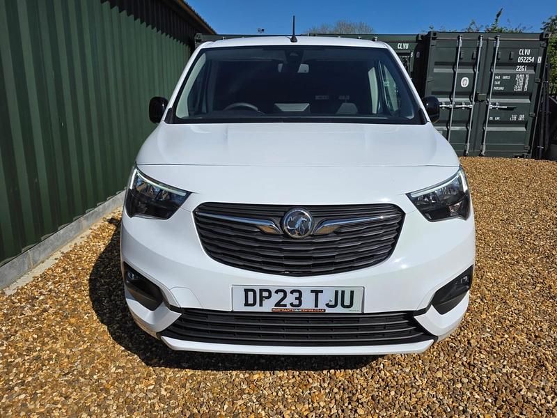 Second-hand Vauxhall Combo 100 CP (73 kW) 2023 Alb Monovolum
