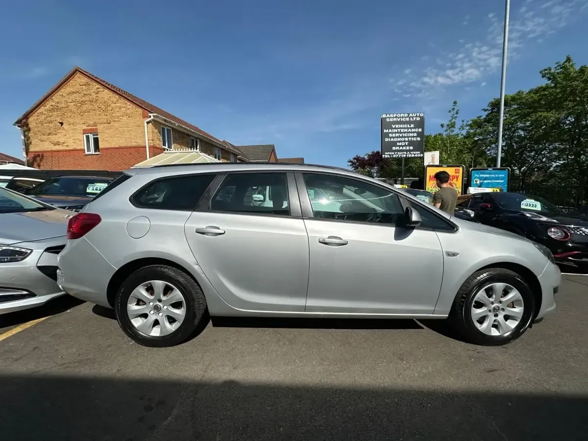 Usado Vauxhall Astra Design Edition 136 HP (100 kW) 2015 Prateado Carrinha