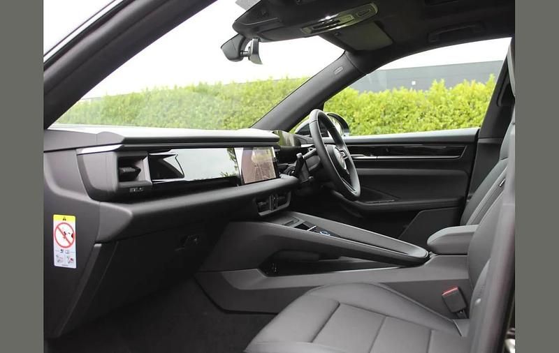 Begagnad Porsche Macan 300 kW (408 HK) 2025 Svart SUV