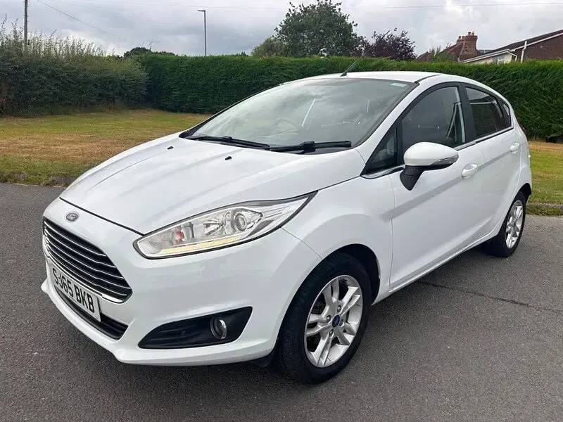 Used Ford Fiesta Zetec 82 HP (60 kW) 2016 White Hatchback