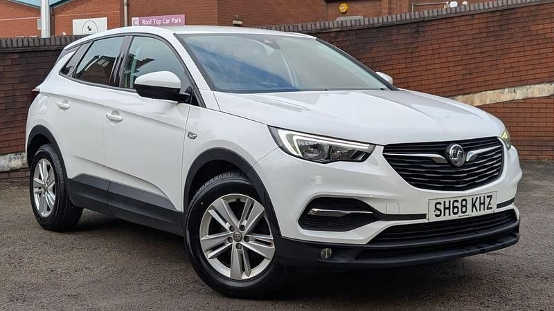 Used Vauxhall Grandland X S 130 HP (95 kW) 2018 White SUV